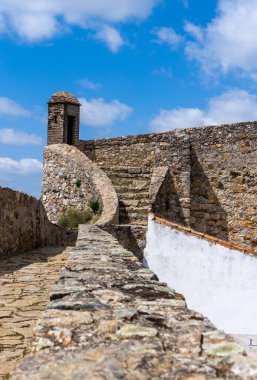 Santa Maria de Marvao, Portekiz - 30 Mart 2022: Marvao 'daki tarihi 9. yüzyıl Moorish şatosu yıkıntıları ve şehir duvarları