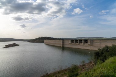 Extremadura 'daki büyük Alange rezervuar gölü ve baraj manzarası