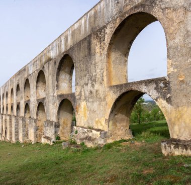 Elvas, Portekiz - 26 Mart 2022: Elvas 'taki tarihi Amoreira Aqueduct manzarası