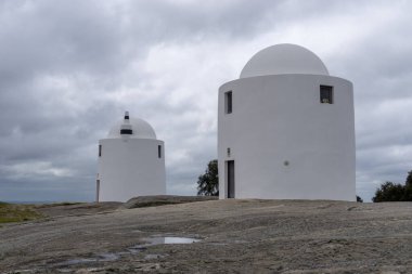 Evora, Portekiz - 24 Mart 2022: Evora 'lı Sao Bento' nun yel değirmenleri bulutlu gökyüzü altında