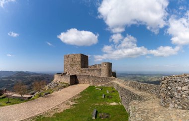 Santa Maria de Marvao, Portekiz - 30 Mart 2022: Marvao 'daki tarihi 9. yüzyıl Moorish şatosunun dikey hali