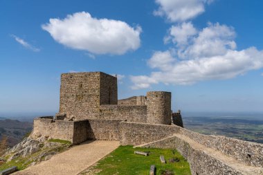 Santa Maria de Marvao, Portekiz - 30 Mart 2022: Marvao 'daki tarihi 9. yüzyıl Moorish şatosunun dikey hali