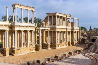 Merida, İspanya -- 28 Mart 2022: Tarihi Merida 'daki Roma amfitiyatrosuna bakış