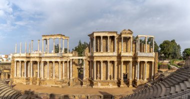 Merida, İspanya -- 28 Mart 2022: Tarihi Merida 'daki Roma amfitiyatrosuna bakış