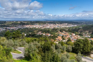 Portekiz 'in Alentejo bölgesindeki Ourem kasabasının yüksek açılı görüntüsü