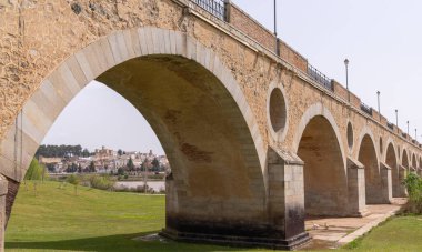 Badajoz, İspanya - 27 Mart 2022: 15. Yüzyıl Puente de Palmas Köprüsü Eski Şehir 'i kemerlerden birinden gören