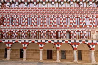 Badajoz, İspanya - 27 Mart 2022: Extremadura Üniversitesi 'nin parlak renkli kapısı ve inşaatı