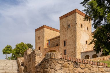 Badajoz, İspanya - 27 Mart 2022: Badajoz 'un eski şehir merkezindeki tarihi Fas Alcazaba kalesi