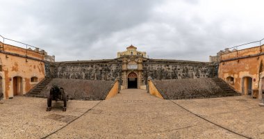 Alcacova, Portekiz - 25 Mart, 2022: Valinin evinin panorama manzarası ve Conde de Lippe Kalesi girişi