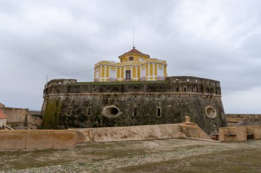 Alcacova, Portekiz - 25 Mart, 2022: Valinin Conde de Lippe Kalesi manzaralı evi