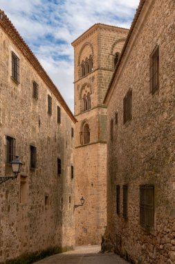 Trujillo, İspanya - 29 Mart 2022: Dar kaldırım taşı caddesi tarihi ve pitoresk Trujillo Kasabası 'na çıkıyor.