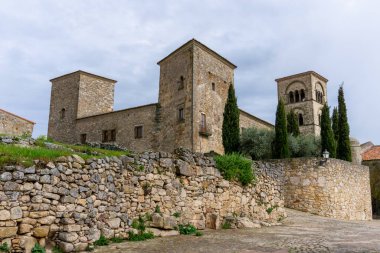 Trujillo, İspanya - 29 Mart 2022: Trujillo 'nun tarihi taşına bakış