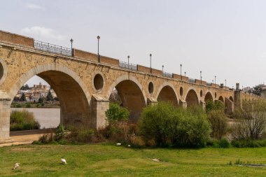 Badajoz, İspanya - 27 Mart 2022: 15. Yüzyıl Puente de Palmas Köprüsü Eski Şehir 'i kemerlerden birinden gören