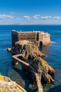 Berlenga, Portekiz - 3 Nisan 2022: Portekiz 'deki Berlenga Grande Adası' ndaki Aziz John Kalesi 'nin dikey görünümü