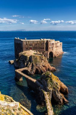 Berlenga, Portekiz - 3 Nisan 2022: Portekiz 'deki Berlenga Grande Adası' ndaki Aziz John Kalesi 'nin dikey görünümü