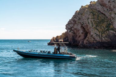 Berlenga, Portekiz - 3 Nisan 2022: Yüksek hızlı motorlu tekne, Berlenga Grande adasında tekne gezisi için turistleri almaya hazırlanıyor.