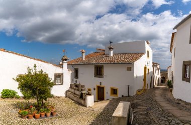 Santa Maria de Marvao, Portekiz - 30 Mart 2022: Marvao 'nun eski şehir merkezinde kaldırım taşı sokaklar ve resimli evler