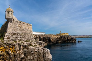 Peniche, Portekiz - 2 Nisan 2022: Peniche 'nin merkezindeki sarp kayalık sahile ve tarihi kaleye bakış