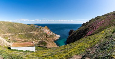 Penis yakınlarındaki Berlenga Grande Adası manzarası