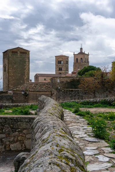 Trujillo, İspanya - 29 Mart 2022: Trujillo 'nun tarihi taşına dikey bakış