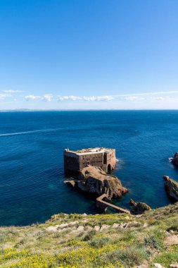 Berlenga, Portekiz - 3 Nisan 2022: Portekiz 'deki Berlenga Grande Adası' ndaki Aziz John Kalesi manzarası