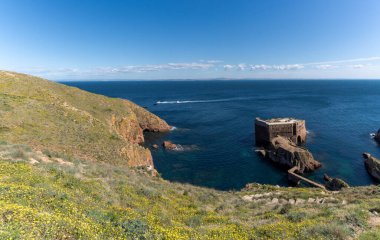 Berlenga, Portekiz - 3 Nisan 2022: Portekiz 'deki Berlenga Grande Adası' ndaki Aziz John Kalesi manzarası