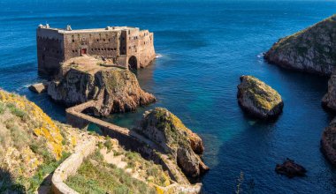 Berlenga, Portekiz - 3 Nisan 2022: Portekiz 'deki Berlenga Grande Adası' ndaki Aziz John Kalesi manzarası