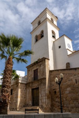 Merida, İspanya -- 28 Mart 2022: Merida şehir merkezindeki Plaza de Espana Meydanı 'ndaki kafe ve restoranlar