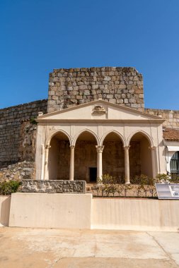 Merida, İspanya -- 28 Mart 2022: Extremadura 'daki Merida kalesinin iç avlu manzarası ve duvarı