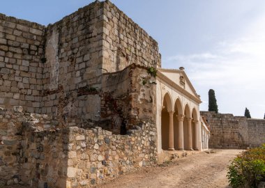 Merida, İspanya -- 28 Mart 2022: Extremadura 'daki Merida kalesinin iç avlu manzarası ve duvarı