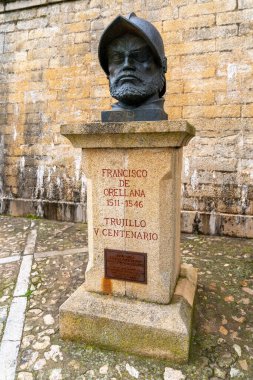 Trujillo, İspanya - 29 Mart 2022: Trujillo 'nun tarihi şehir merkezinde Francisco de Orellana heykeli