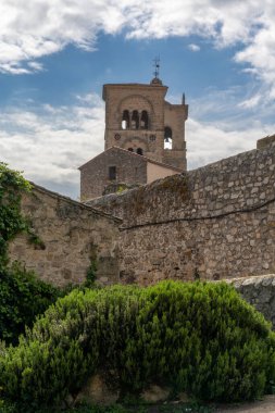 Trujillo, İspanya - 29 Mart 2022: Trujillo 'nun tarihi taşına dikey bakış