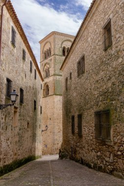 Trujillo, İspanya - 29 Mart 2022: Trujillo 'nun tarihi taşına bakış