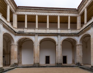 Alcobaca, Portekiz - 7 Nisan 2022: Alcobaca manastırının giriş ve avlusu