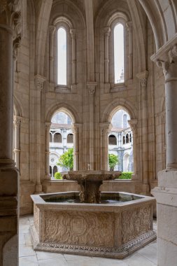 Alcobaca, Portekiz - 7 Nisan 2022: Alcobaca manastırının Gotik çeşme evindeki Rönesans su havzası