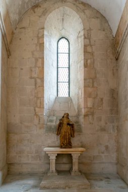 Alcobaca, Portekiz - 7 Nisan 2022: Alcobaca manastırı kiliselerinden birinde Aziz Umbelina 'nın heykeli