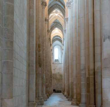 Alcobaca, Portekiz - 7 Nisan 2022: Alcobaca manastırı kilisesinin yan koridoru.