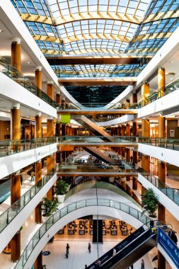 Viseu, Portekiz - 10 Nisan 2022: Viseu 'daki Palacio do Gelo alışveriş merkezinin iç görünümü