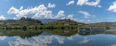 Peso da Regua, Portekiz - 10 Nisan 2022: Douro Nehri 'nin yukarısındaki bir nehir yolcu gemisinin manzarası