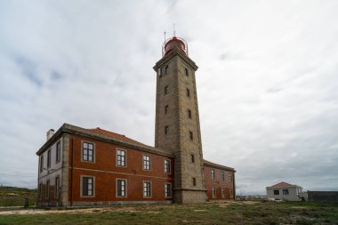 Sao Pedro de Moel, Portekiz - 7 Nisan 2022: Portekiz 'in Atlantik kıyısındaki Penedo de Sausade deniz fenerinin manzarası