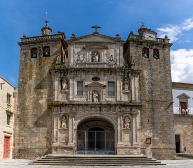 Viseu, Portekiz - 9 Nisan 2022: Viseu 'nun eski şehir merkezindeki tarihi katedralin manzarası