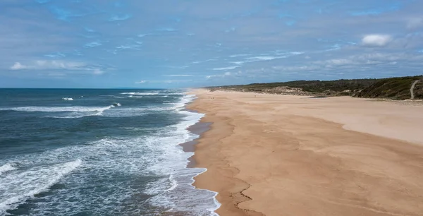 Alto Angolo Drone Vista Ampia Spiaggia Sabbia Dorata Vuota Infinita — Foto Stock