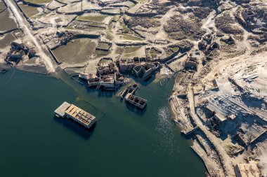 Alto Lindoso rezervuarındaki hayalet şehir Aceredo 'nun düşük su seviyeli insansız hava aracı görüntüsü