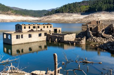 Alto Lindoso rezervuarındaki hayalet şehir Aceredo 'nun görüntüsü