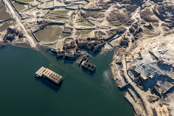 Alto Lindoso rezervuarındaki hayalet şehir Aceredo 'nun düşük su seviyeli insansız hava aracı görüntüsü