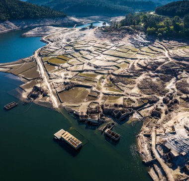 Alto Lindoso rezervuarındaki hayalet şehir Aceredo 'nun düşük su seviyeli insansız hava aracı görüntüsü