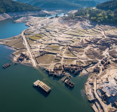 Alto Lindoso rezervuarındaki hayalet şehir Aceredo 'nun düşük su seviyeli insansız hava aracı görüntüsü