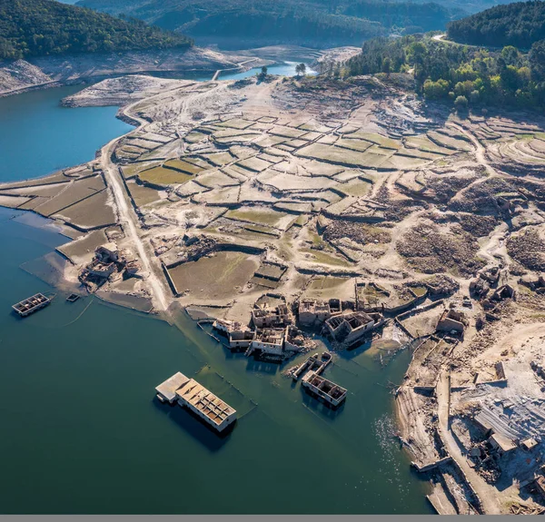 Alto Lindoso rezervuarındaki hayalet şehir Aceredo 'nun düşük su seviyeli insansız hava aracı görüntüsü