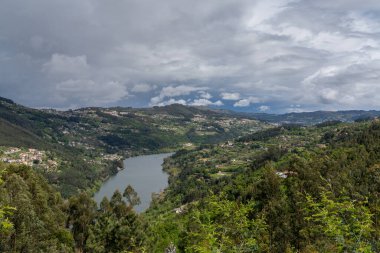 Bahar yağmurundan sonra bulutlu bir gökyüzünün altındaki Douro Nehri ve Vadisi manzarası