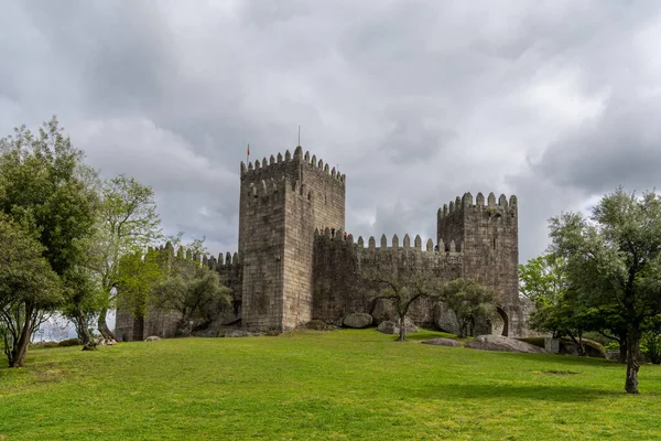 Guimaraes, Portekiz - 13 Nisan 2022: 11. yüzyıl Guimaraes Kalesi manzaralı